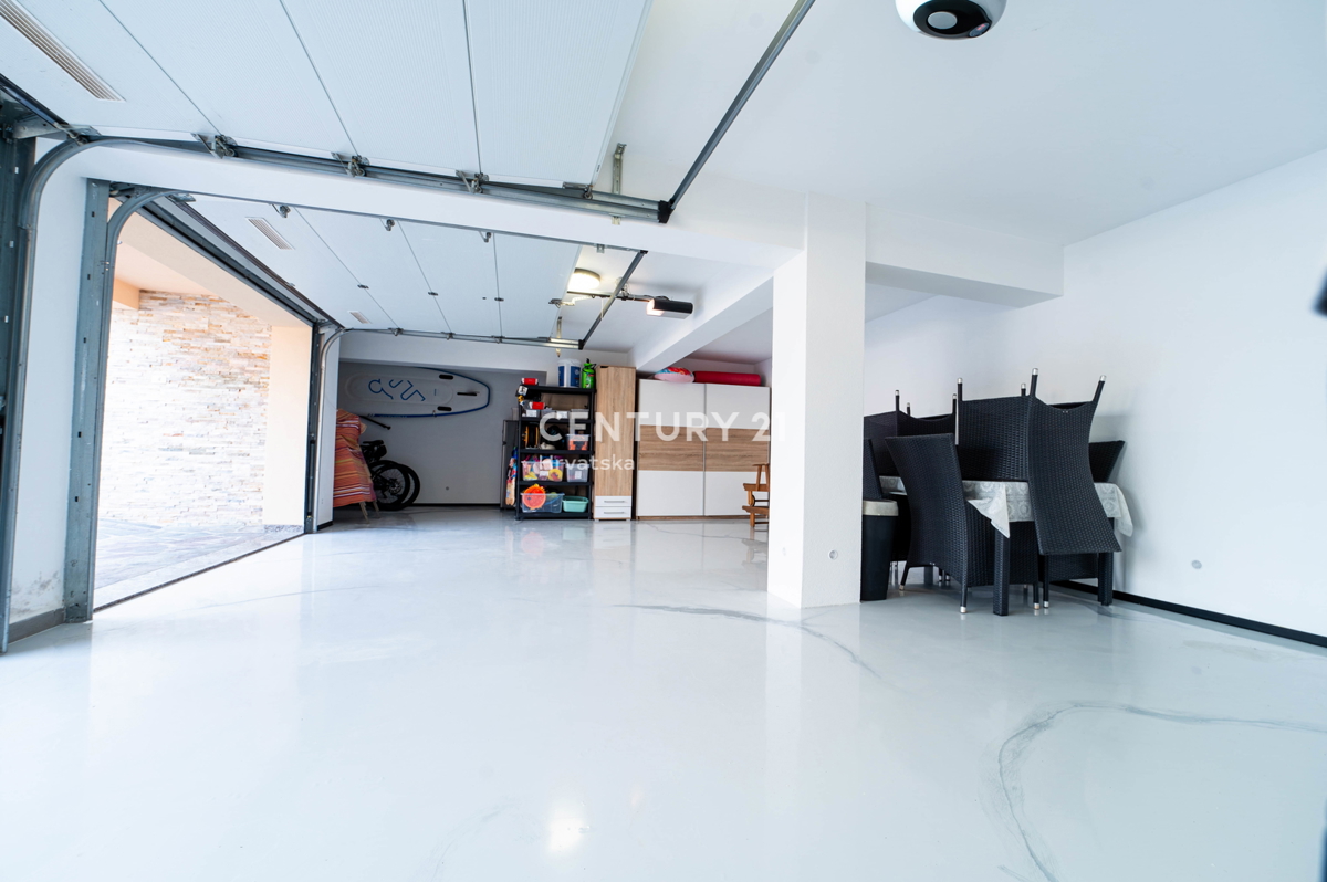 NOVIGRAD, VILA S BAZENOM, 50 METROV OD MORJA IN ČUDOVITIM POGLEDOM NA MORJE