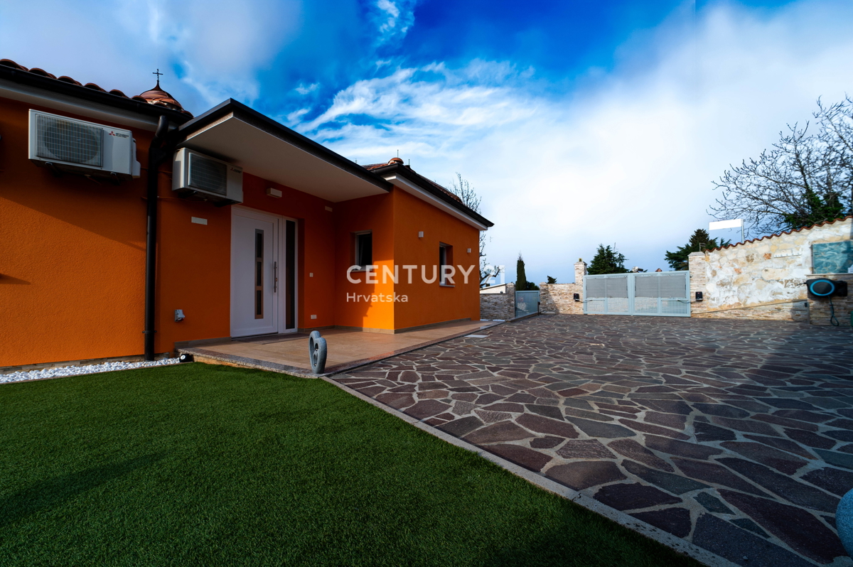 NOVIGRAD, VILA S BAZENOM, 50 METROV OD MORJA IN ČUDOVITIM POGLEDOM NA MORJE