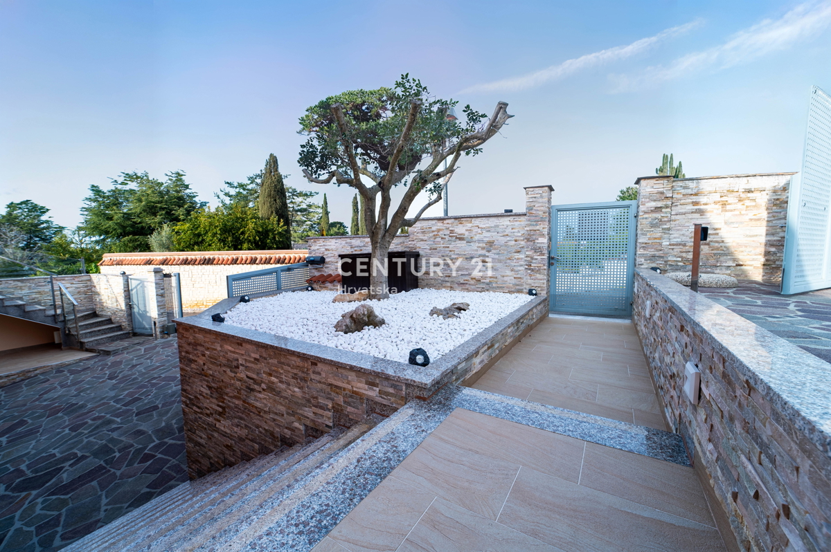 NOVIGRAD, VILA S BAZENOM, 50 METROV OD MORJA IN ČUDOVITIM POGLEDOM NA MORJE