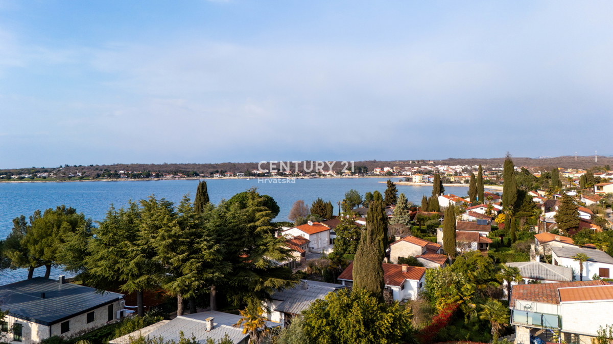 NOVIGRAD, VILA S BAZENOM, 50 METROV OD MORJA IN ČUDOVITIM POGLEDOM NA MORJE