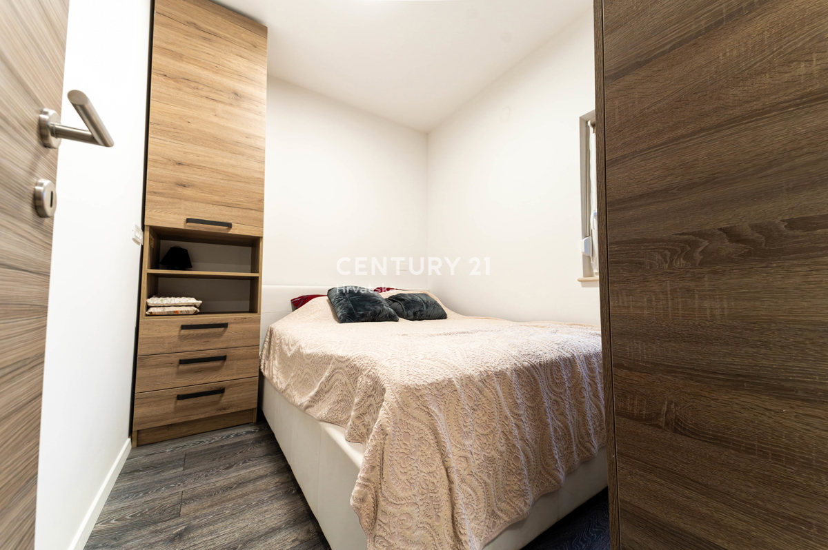 NOVIGRAD, VILA S BAZENOM, 50 METROV OD MORJA IN ČUDOVITIM POGLEDOM NA MORJE