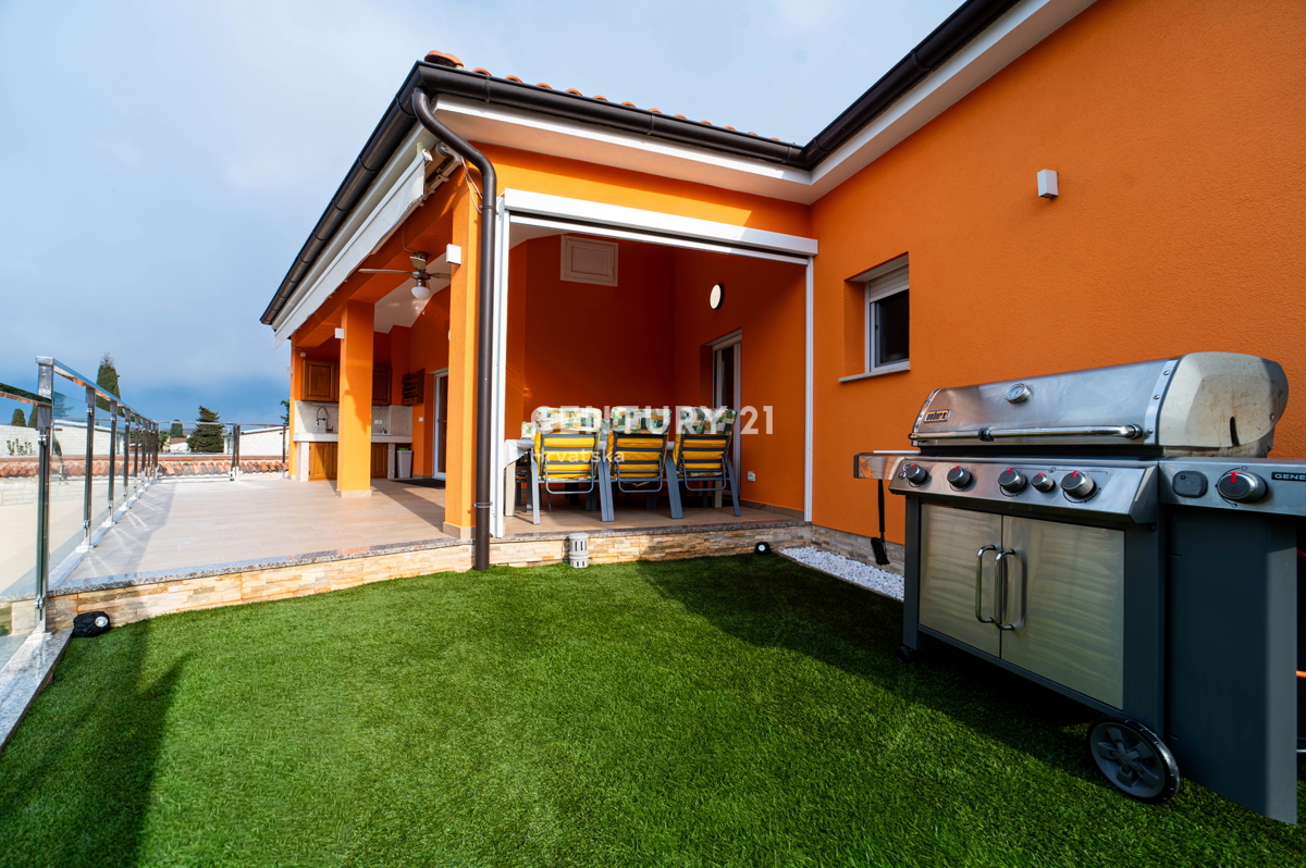 NOVIGRAD, VILA S BAZENOM, 50 METROV OD MORJA IN ČUDOVITIM POGLEDOM NA MORJE