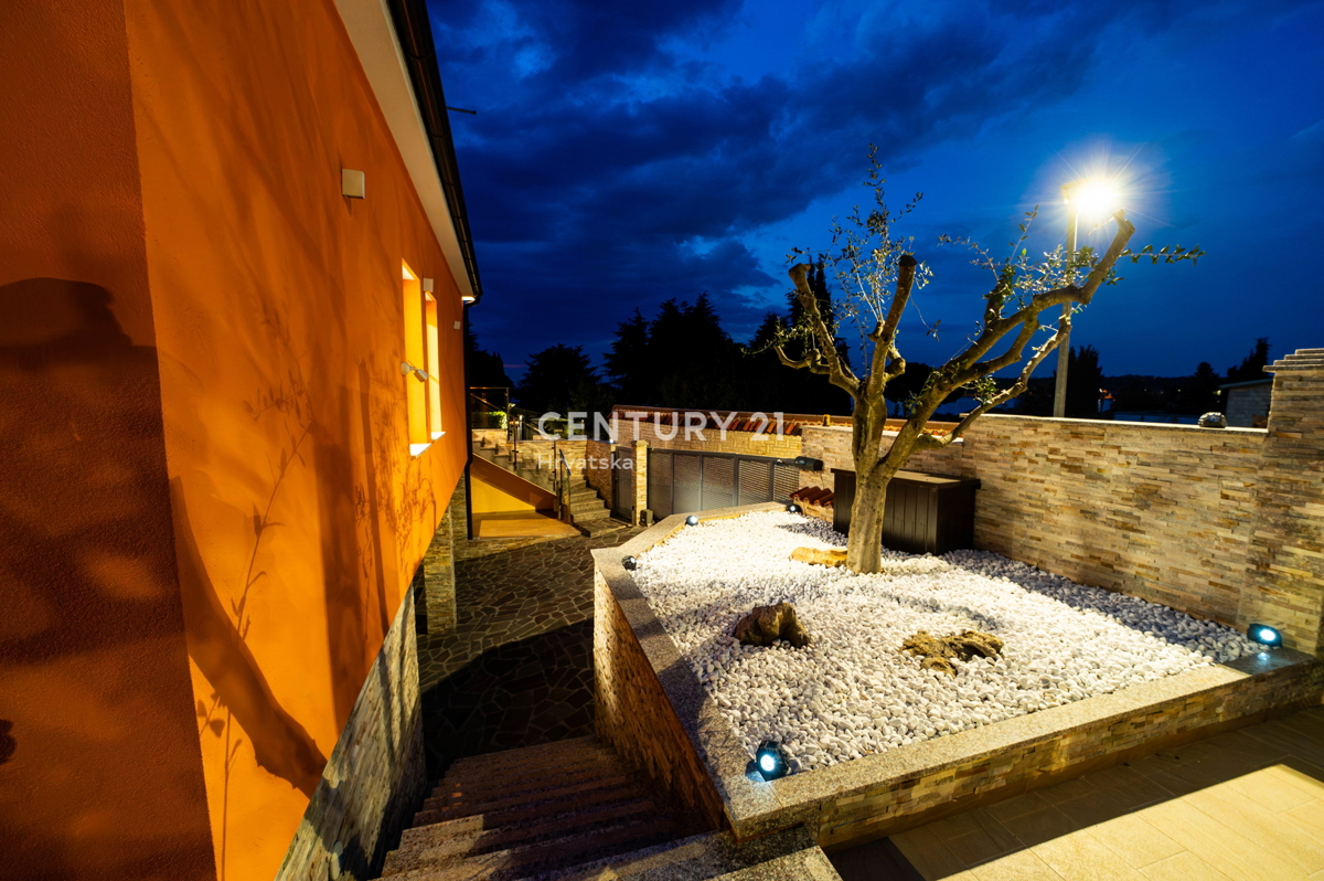 NOVIGRAD, VILA S BAZENOM, 50 METROV OD MORJA IN ČUDOVITIM POGLEDOM NA MORJE