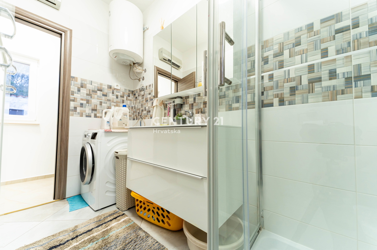 NOVIGRAD, VILA S BAZENOM, 50 METROV OD MORJA IN ČUDOVITIM POGLEDOM NA MORJE