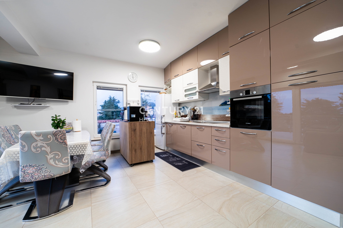 NOVIGRAD, VILA S BAZENOM, 50 METROV OD MORJA IN ČUDOVITIM POGLEDOM NA MORJE