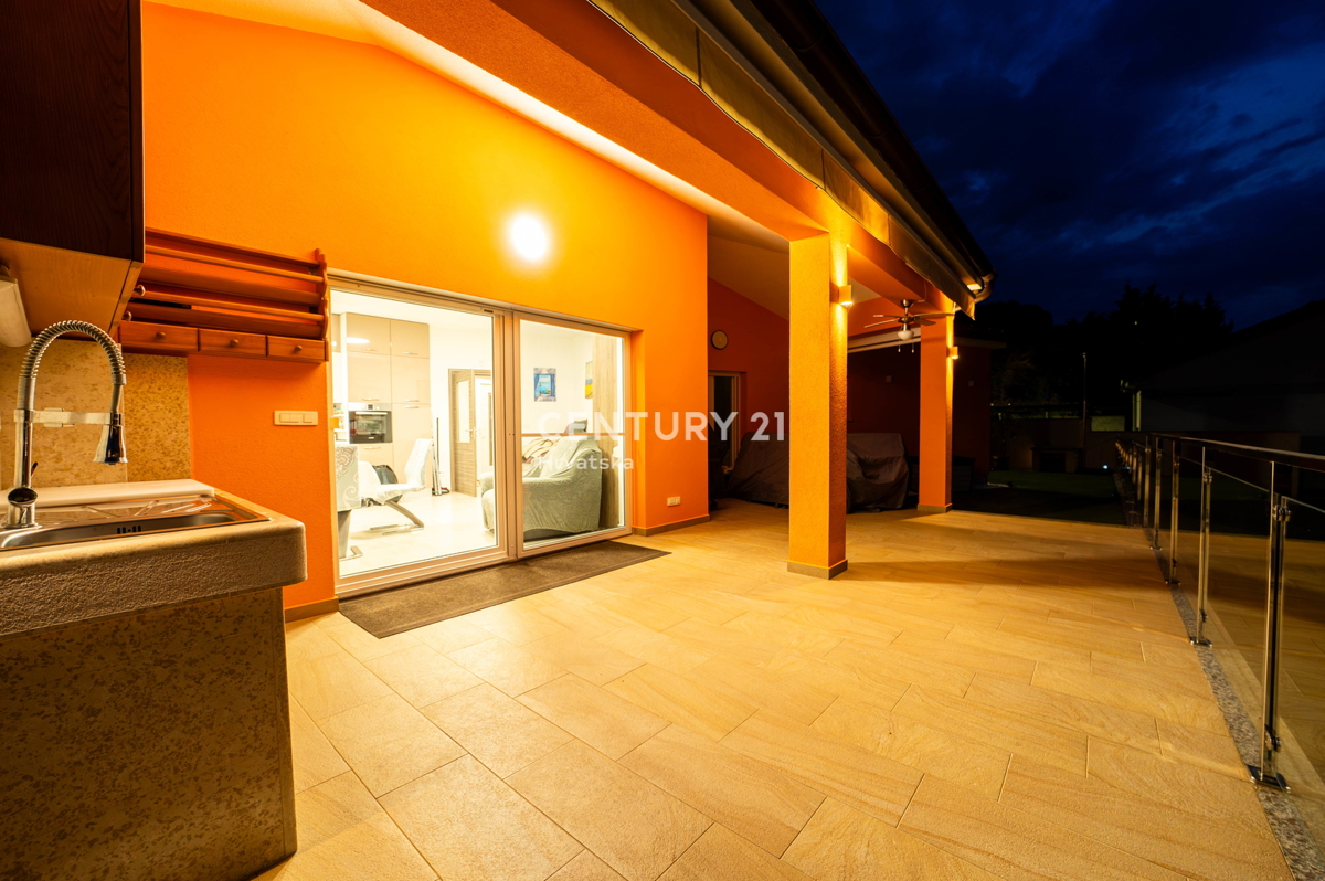 NOVIGRAD, VILA S BAZENOM, 50 METROV OD MORJA IN ČUDOVITIM POGLEDOM NA MORJE