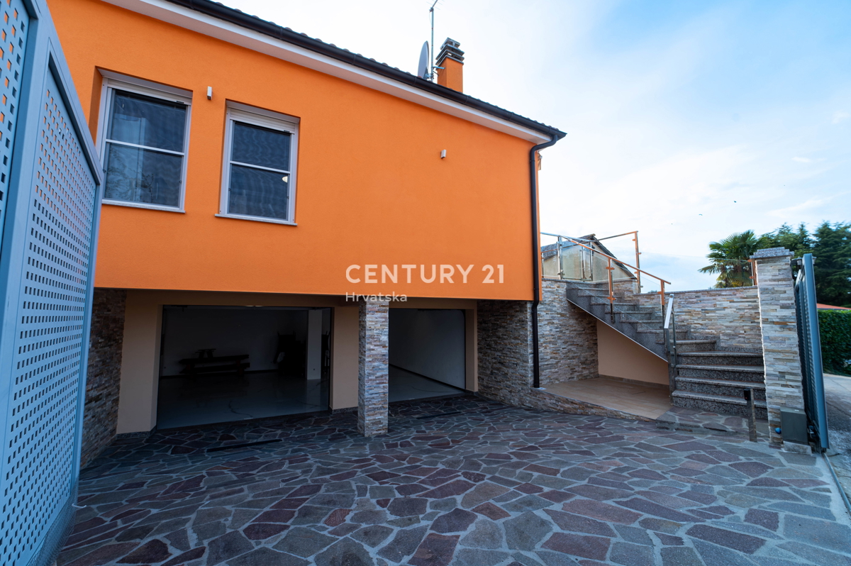 NOVIGRAD, VILA S BAZENOM, 50 METROV OD MORJA IN ČUDOVITIM POGLEDOM NA MORJE