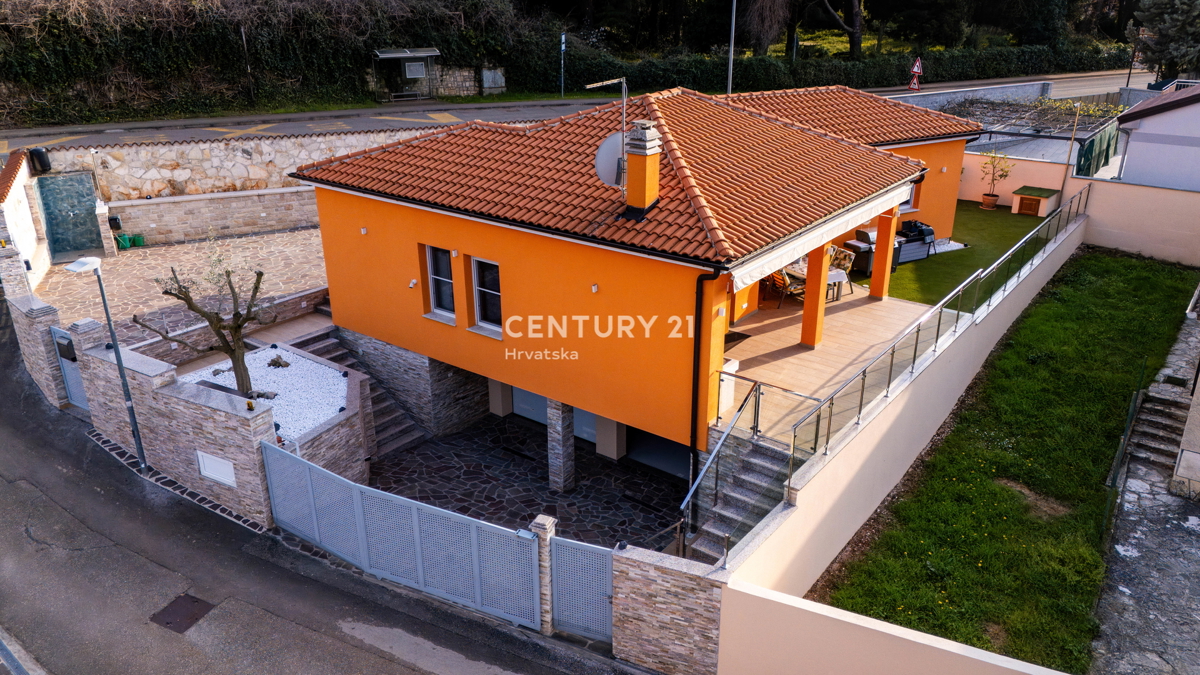 NOVIGRAD, VILA S BAZENOM, 50 METROV OD MORJA IN ČUDOVITIM POGLEDOM NA MORJE