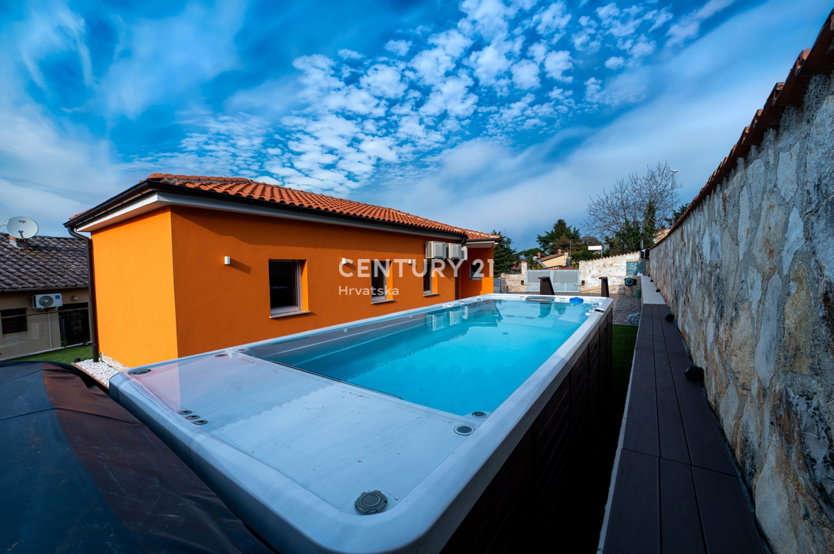 NOVIGRAD, VILA S BAZENOM, 50 METROV OD MORJA IN ČUDOVITIM POGLEDOM NA MORJE