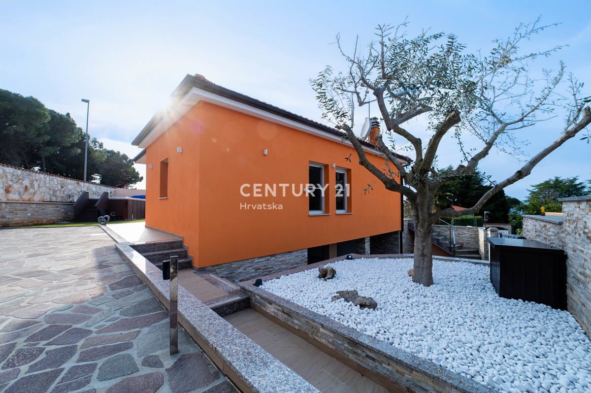 NOVIGRAD, VILA S BAZENOM, 50 METROV OD MORJA IN ČUDOVITIM POGLEDOM NA MORJE