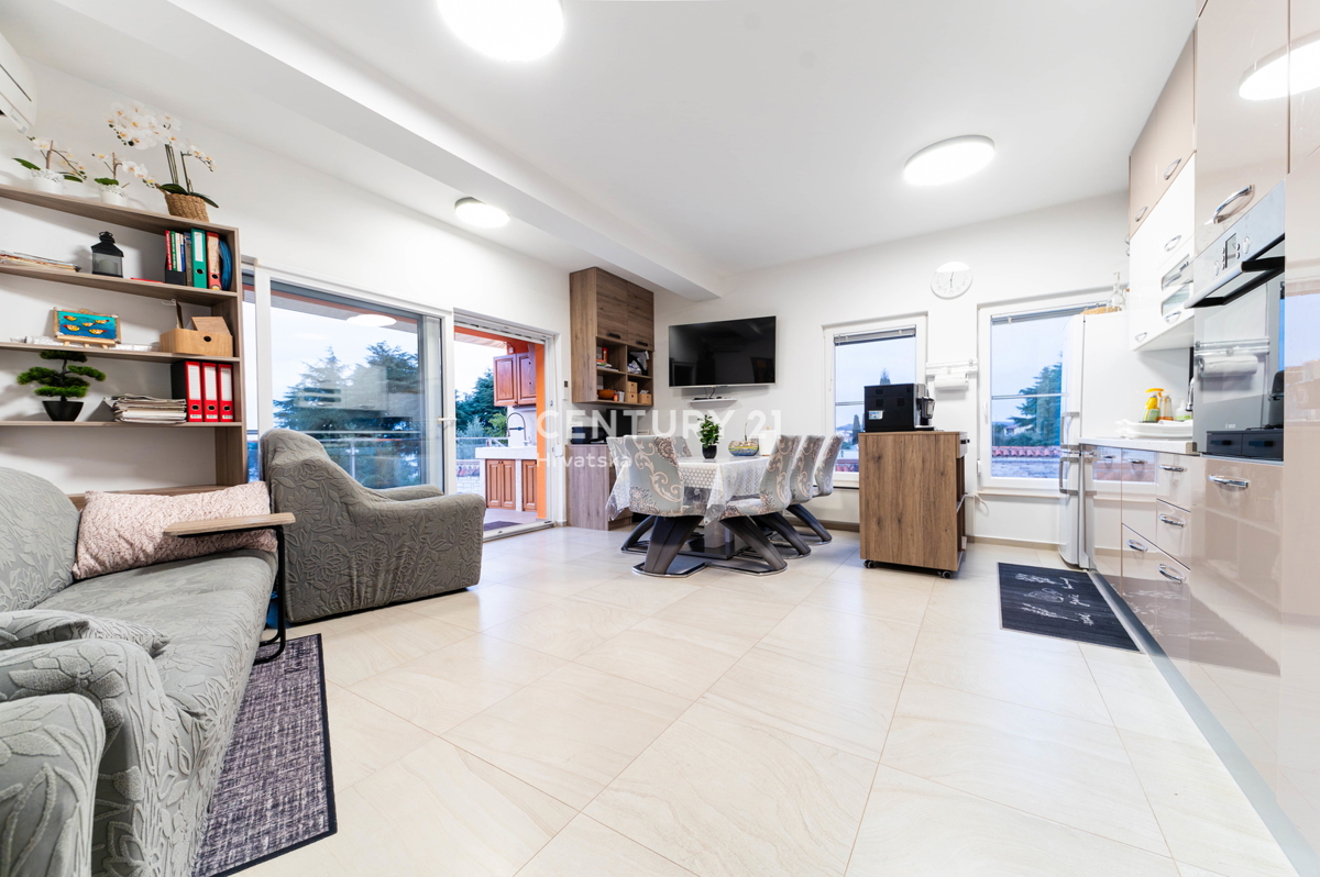 NOVIGRAD, VILA S BAZENOM, 50 METROV OD MORJA IN ČUDOVITIM POGLEDOM NA MORJE