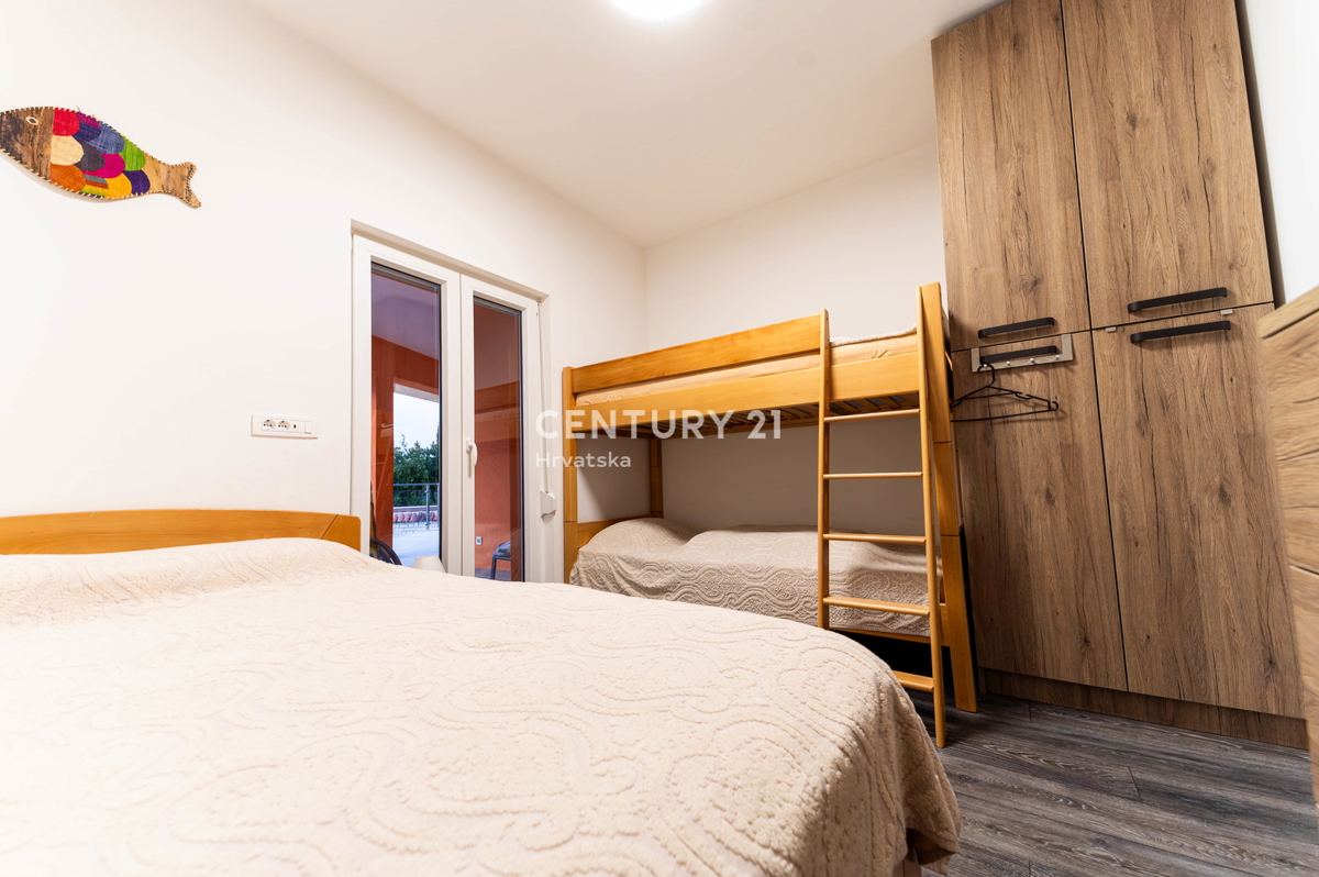 NOVIGRAD, VILA S BAZENOM, 50 METROV OD MORJA IN ČUDOVITIM POGLEDOM NA MORJE