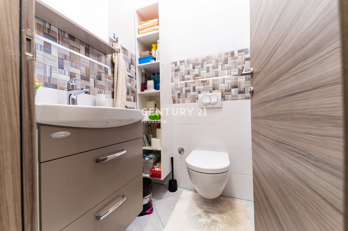 NOVIGRAD, VILA S BAZENOM, 50 METROV OD MORJA IN ČUDOVITIM POGLEDOM NA MORJE