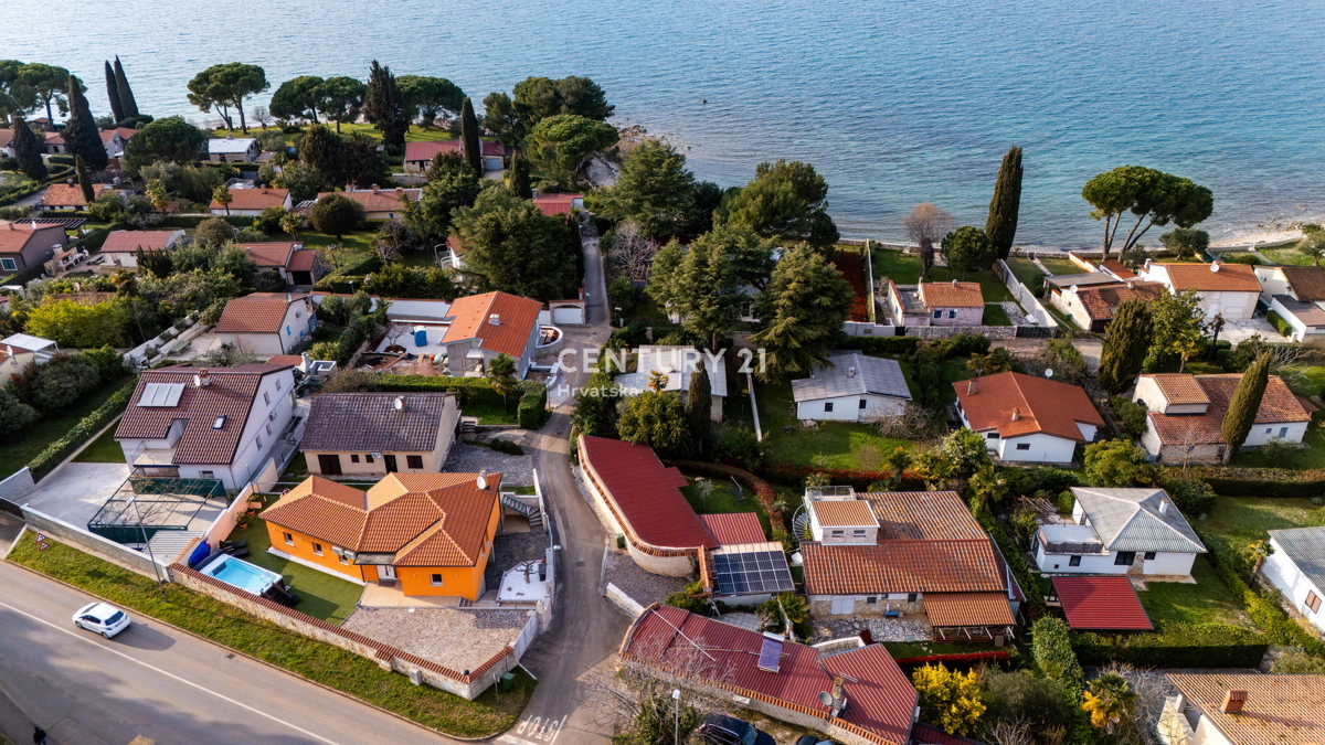 NOVIGRAD, VILA S BAZENOM, 50 METROV OD MORJA IN ČUDOVITIM POGLEDOM NA MORJE