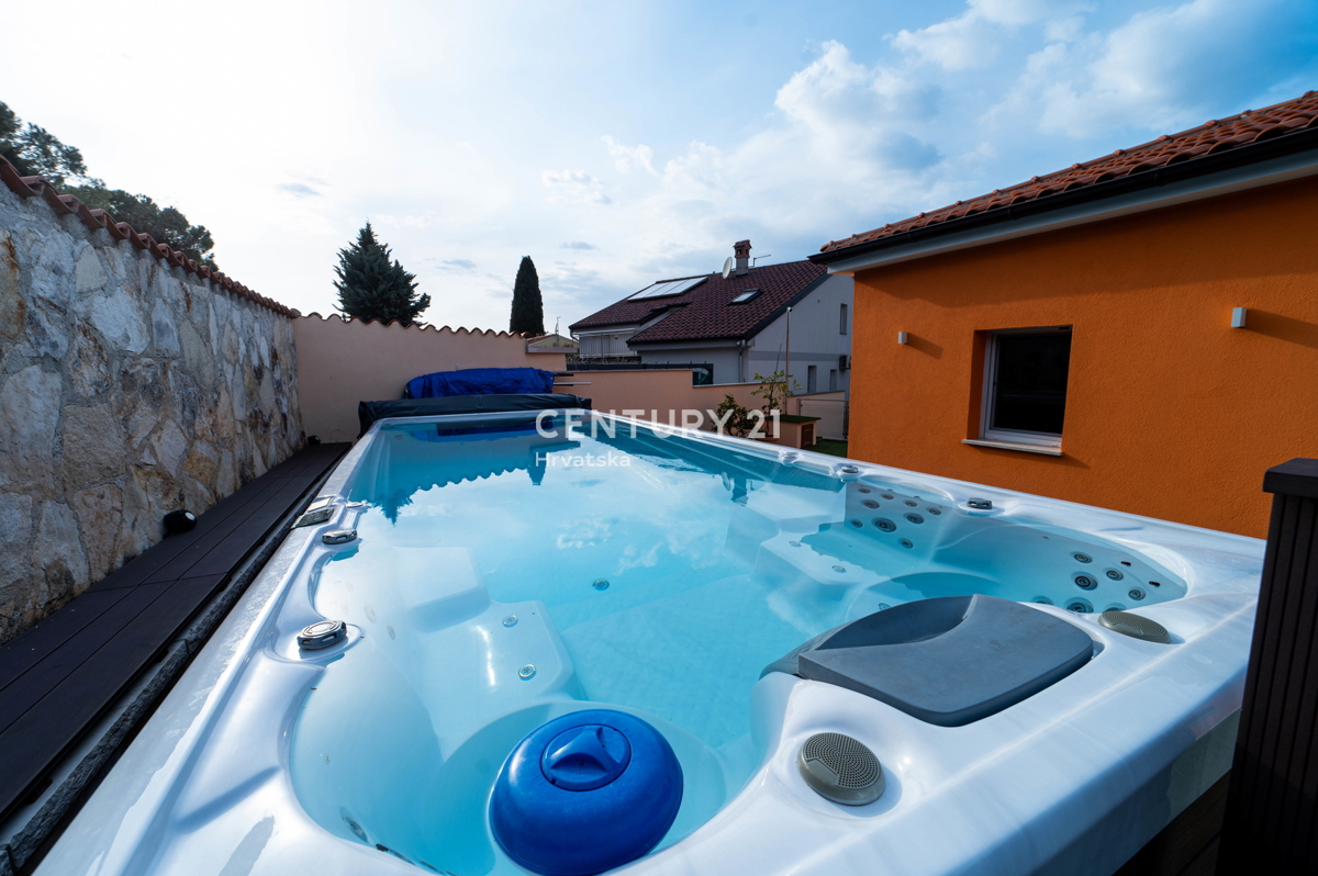 NOVIGRAD, VILA S BAZENOM, 50 METROV OD MORJA IN ČUDOVITIM POGLEDOM NA MORJE