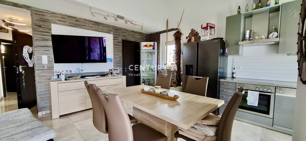 FUNTANA, STAN SAMO 600 METROV OD PLAŽE IN MORJA