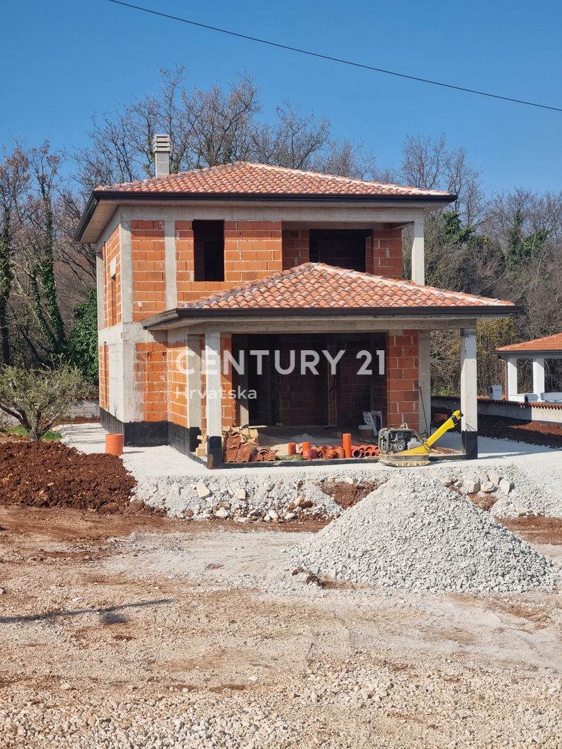 POREČ, 7 KM, HIŠA Z BAZENOM V GRADNJI