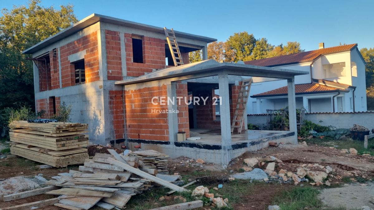 POREČ, 7 KM, HIŠA Z BAZENOM V GRADNJI