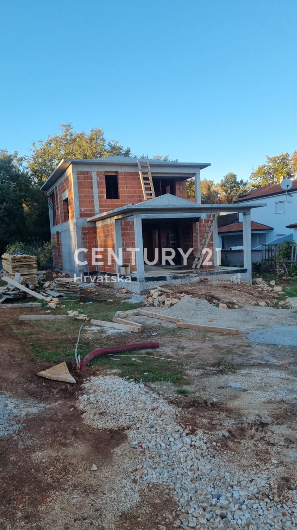 POREČ, 7 KM, HIŠA Z BAZENOM V GRADNJI