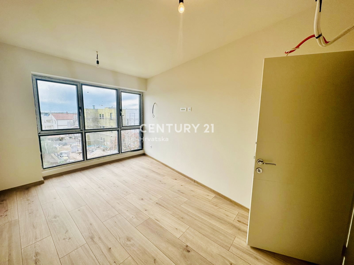 POREČ, KOMFORTNO TROSOBNO STANOVANJE S POGLEDOM NA MORJE