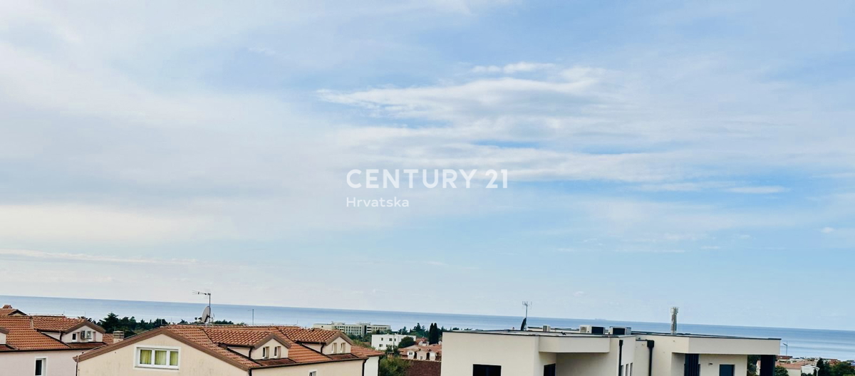 POREČ, KOMFORTNO TROSOBNO STANOVANJE S POGLEDOM NA MORJE