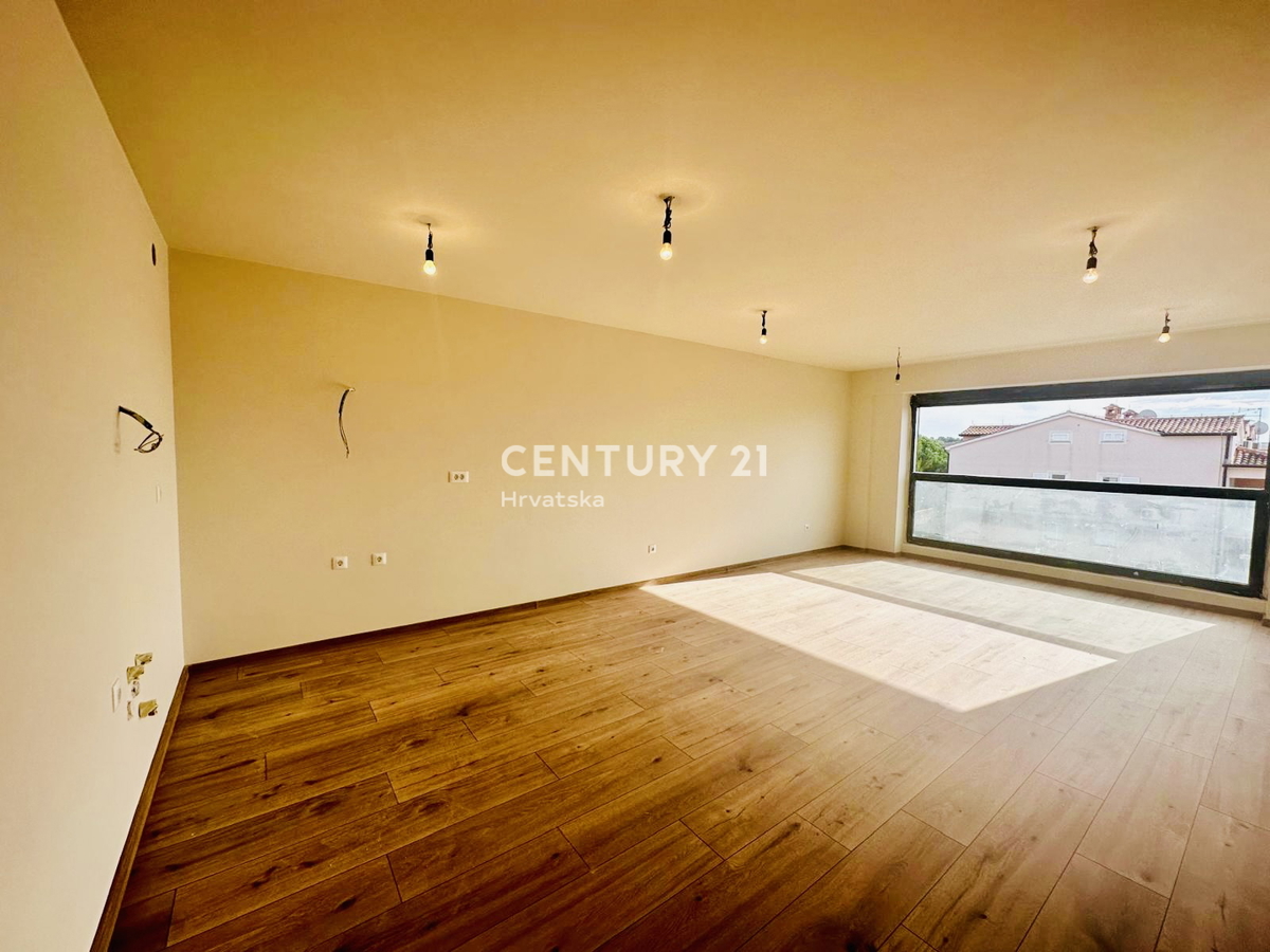 POREČ, KOMFORTNO TROSOBNO STANOVANJE S POGLEDOM NA MORJE