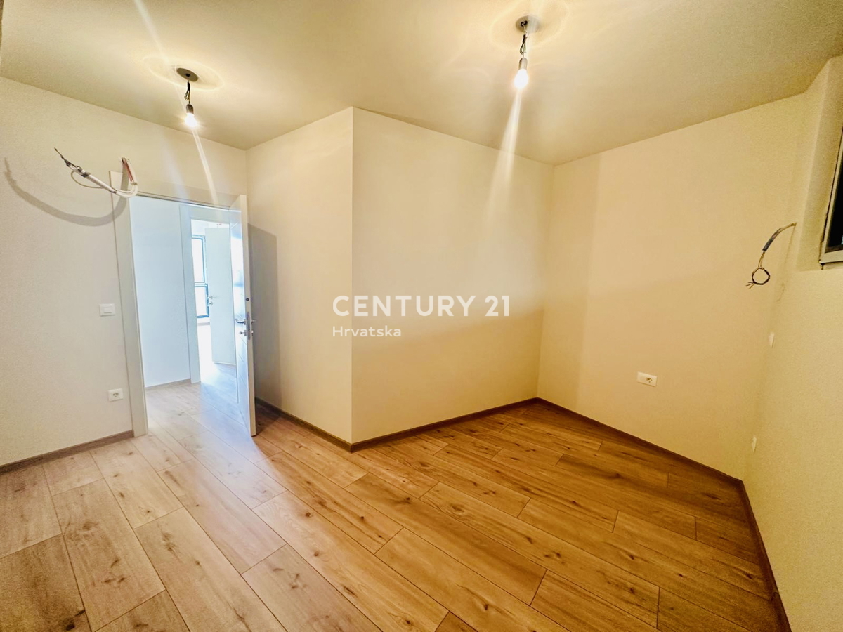 POREČ, KOMFORTNO TROSOBNO STANOVANJE S POGLEDOM NA MORJE