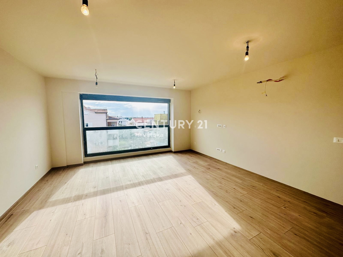 POREČ, KOMFORTNO TROSOBNO STANOVANJE S POGLEDOM NA MORJE