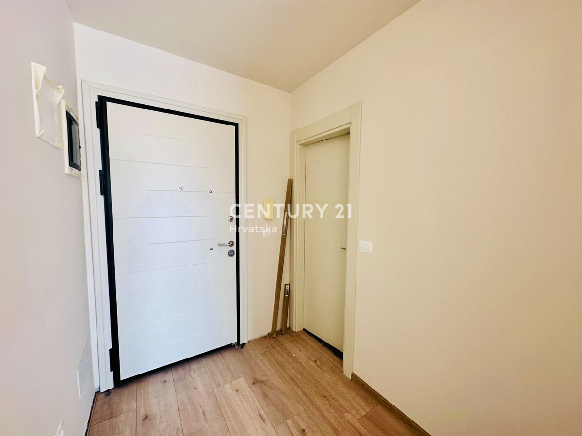 POREČ, KOMFORTNO TROSOBNO STANOVANJE S POGLEDOM NA MORJE