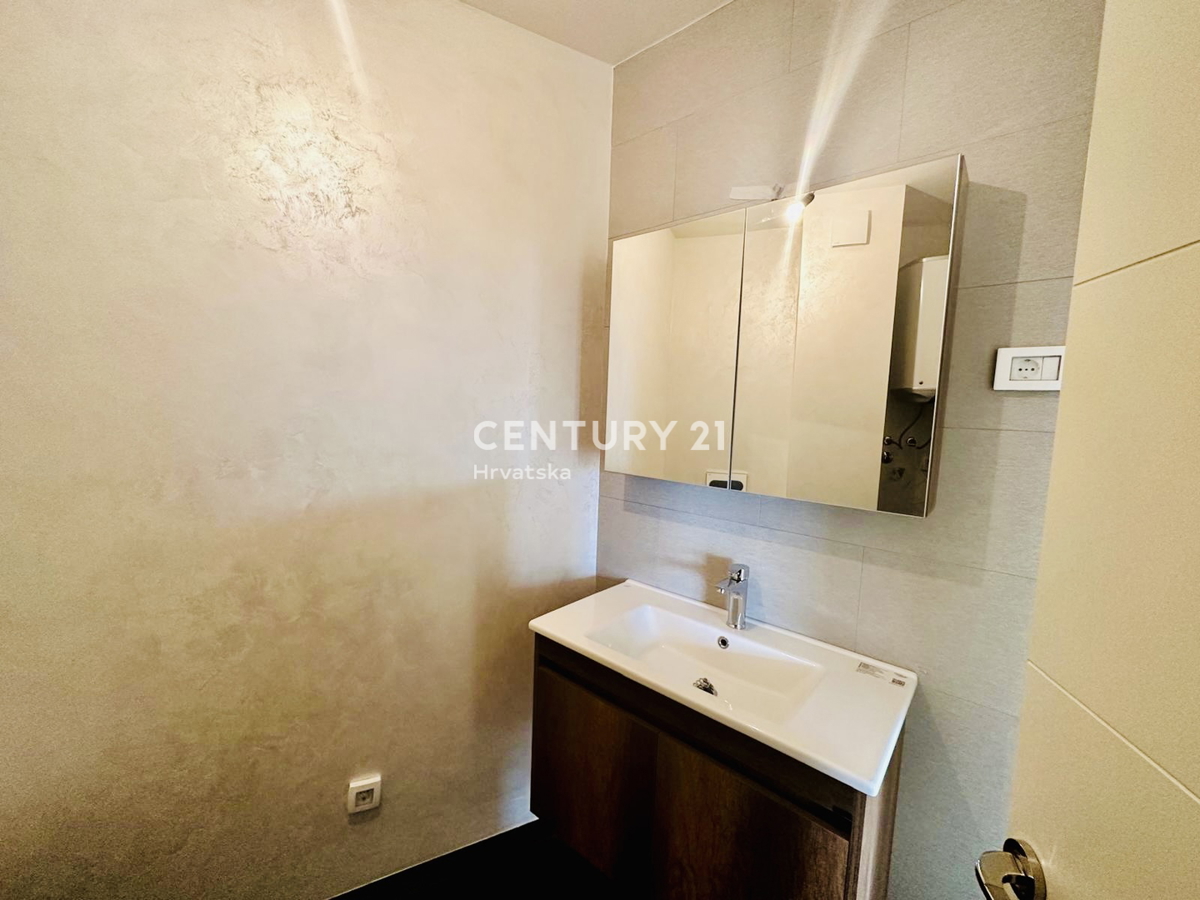 POREČ, KOMFORTNO TROSOBNO STANOVANJE S POGLEDOM NA MORJE