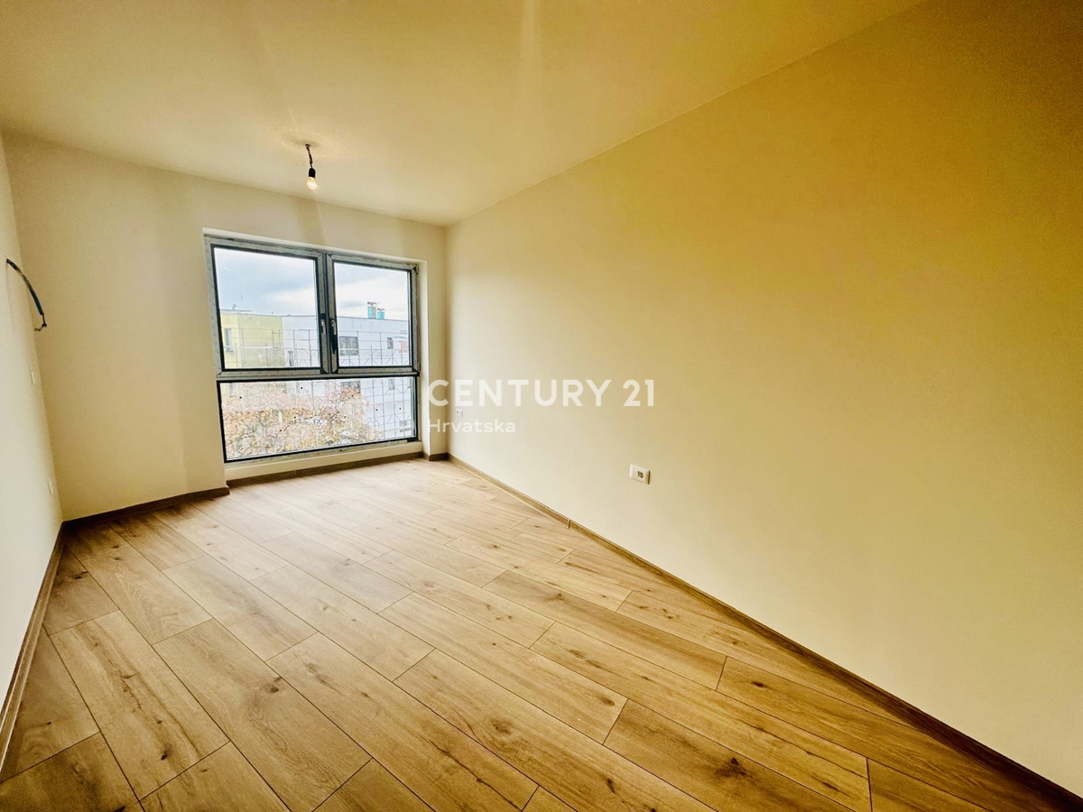 POREČ, KOMFORTNO TROSOBNO STANOVANJE S POGLEDOM NA MORJE