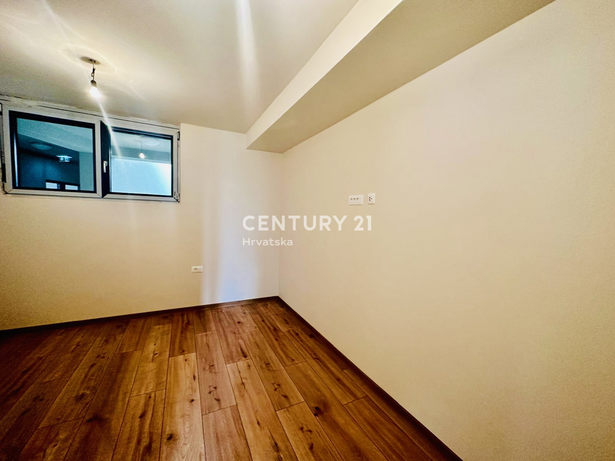 POREČ, KOMFORTNO TROSOBNO STANOVANJE S POGLEDOM NA MORJE