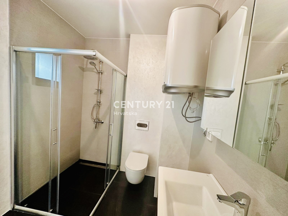 POREČ, KOMFORTNO TROSOBNO STANOVANJE S POGLEDOM NA MORJE