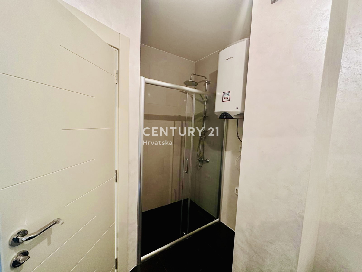 POREČ, KOMFORTNO TROSOBNO STANOVANJE S POGLEDOM NA MORJE