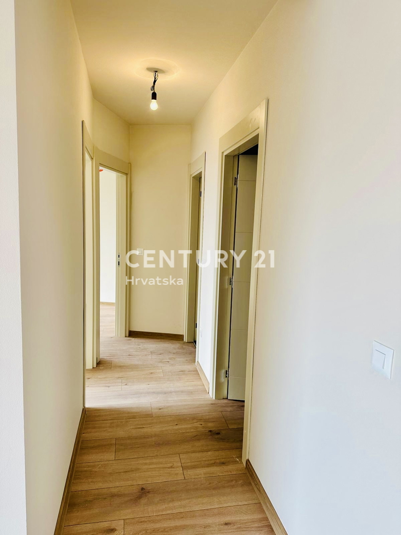 POREČ, KOMFORTNO TROSOBNO STANOVANJE S POGLEDOM NA MORJE