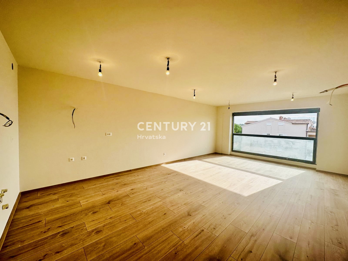 POREČ, KOMFORTNO TROSOBNO STANOVANJE S POGLEDOM NA MORJE