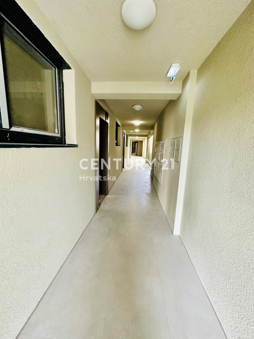 POREČ, KOMFORTNO TROSOBNO STANOVANJE S POGLEDOM NA MORJE