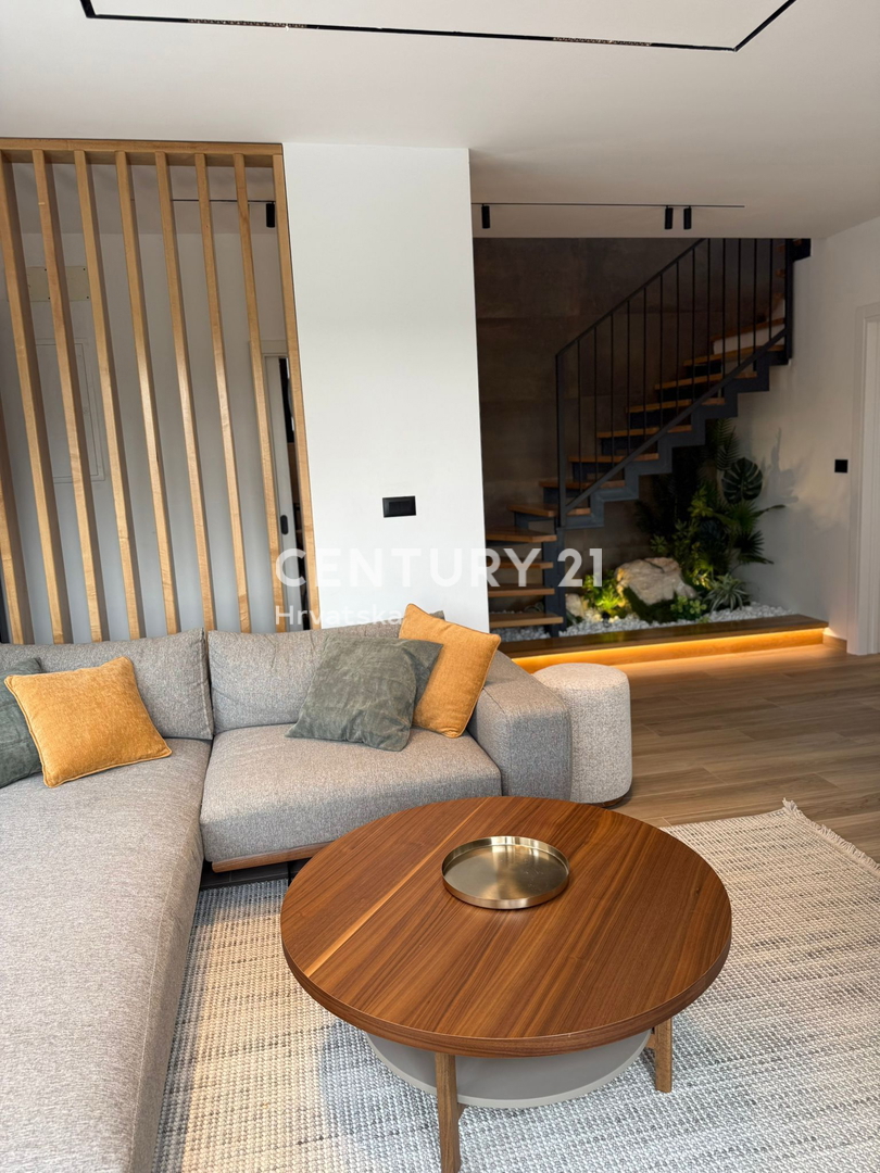 POREČ, 7 KM, NOVOGRADNJA S TROMI SPALNICAMI IN BAZENOM