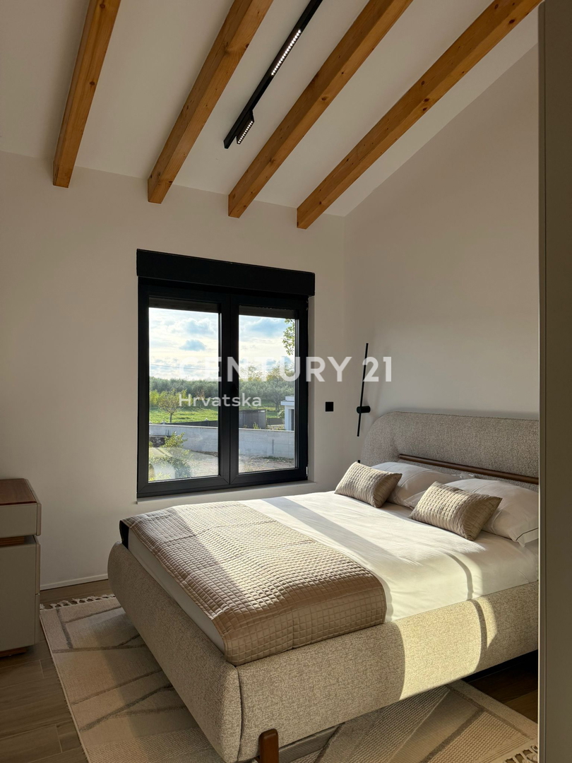 POREČ, 7 KM, NOVOGRADNJA S TROMI SPALNICAMI IN BAZENOM