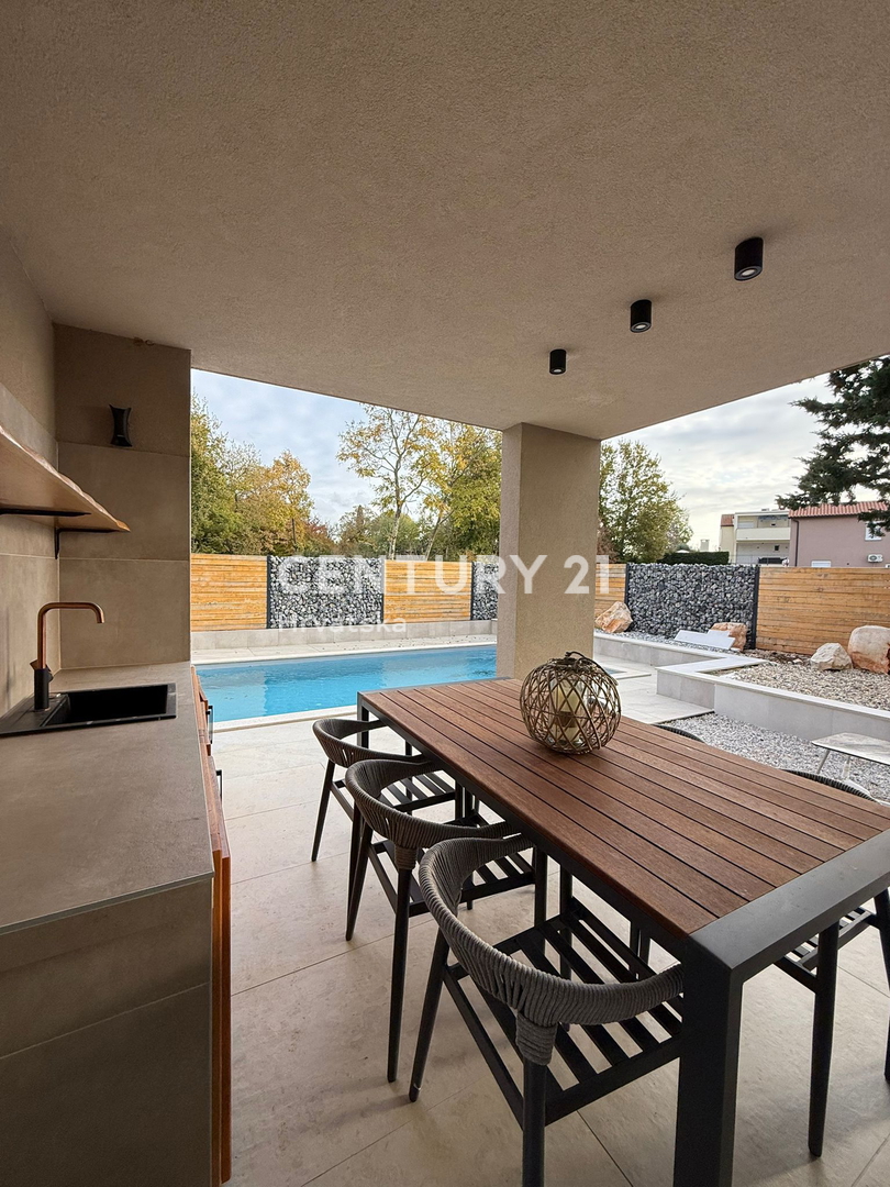 POREČ, 7 KM, NOVOGRADNJA S TROMI SPALNICAMI IN BAZENOM