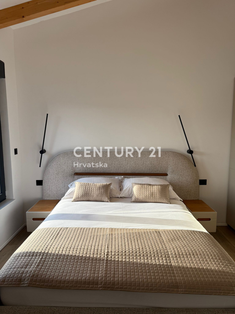 POREČ, 7 KM, NOVOGRADNJA S TROMI SPALNICAMI IN BAZENOM