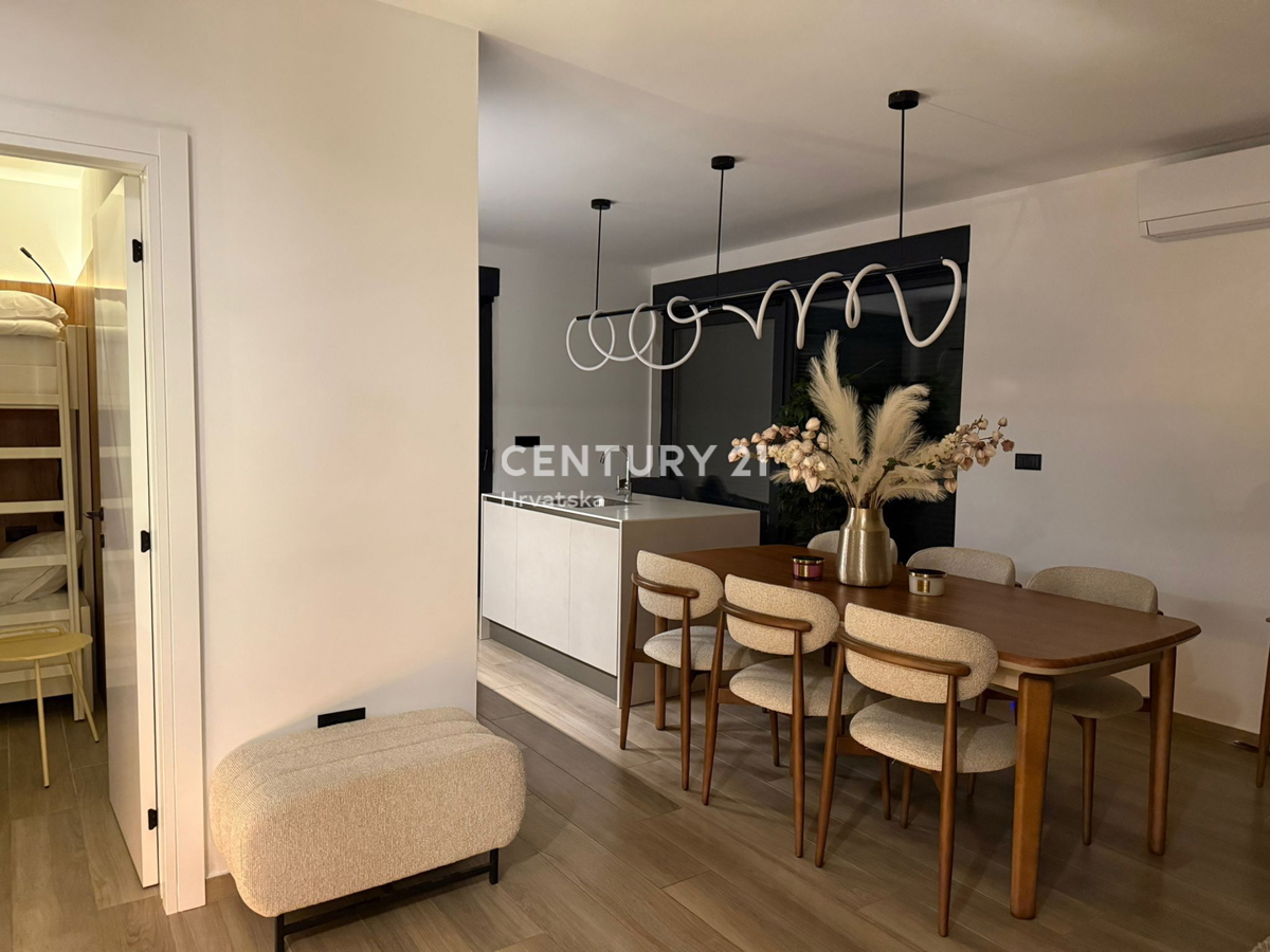 POREČ, 7 KM, NOVOGRADNJA S TROMI SPALNICAMI IN BAZENOM