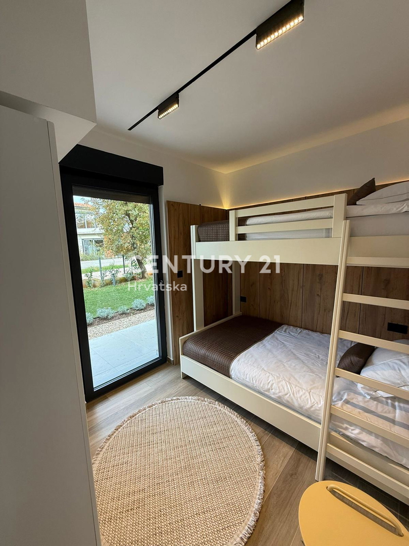 POREČ, 7 KM, NOVOGRADNJA S TROMI SPALNICAMI IN BAZENOM