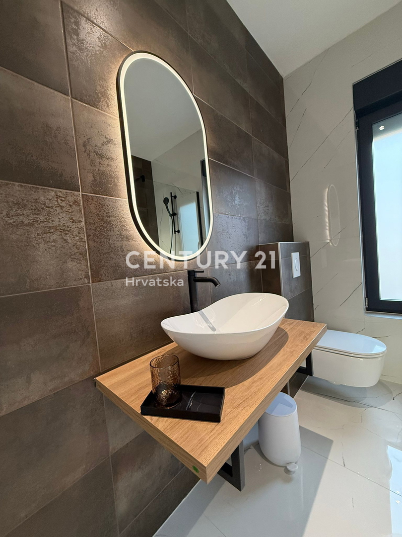 POREČ, 7 KM, NOVOGRADNJA S TROMI SPALNICAMI IN BAZENOM