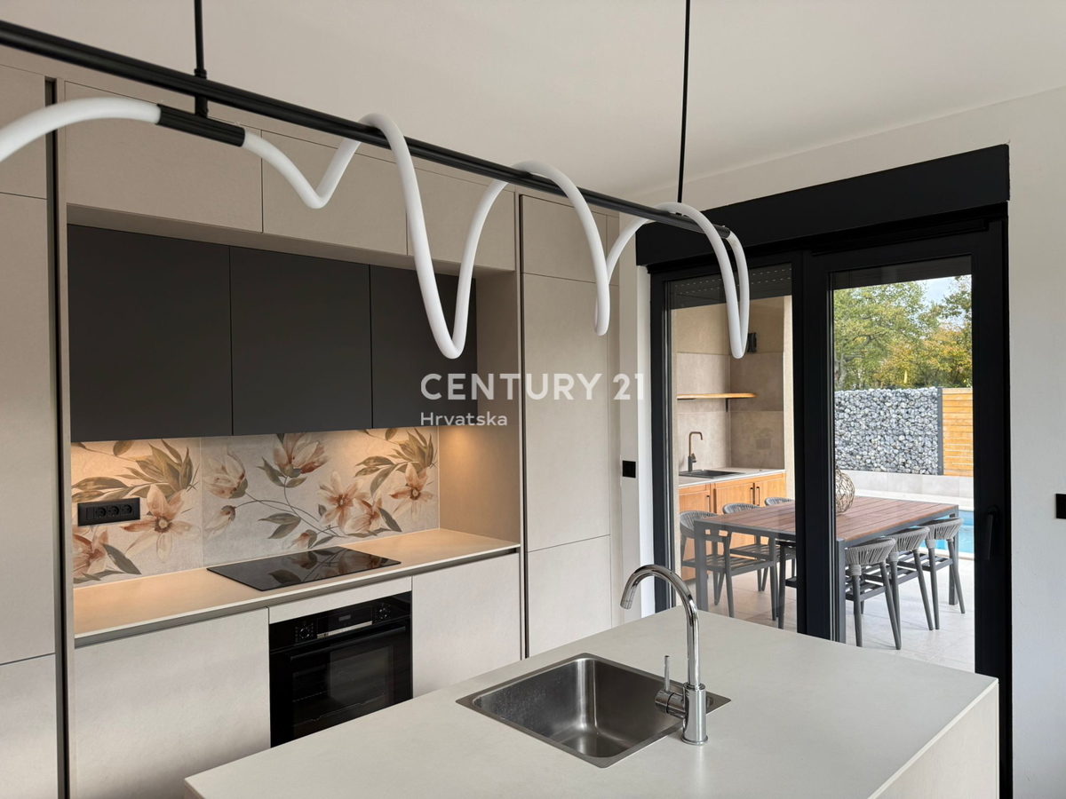 POREČ, 7 KM, NOVOGRADNJA S TROMI SPALNICAMI IN BAZENOM