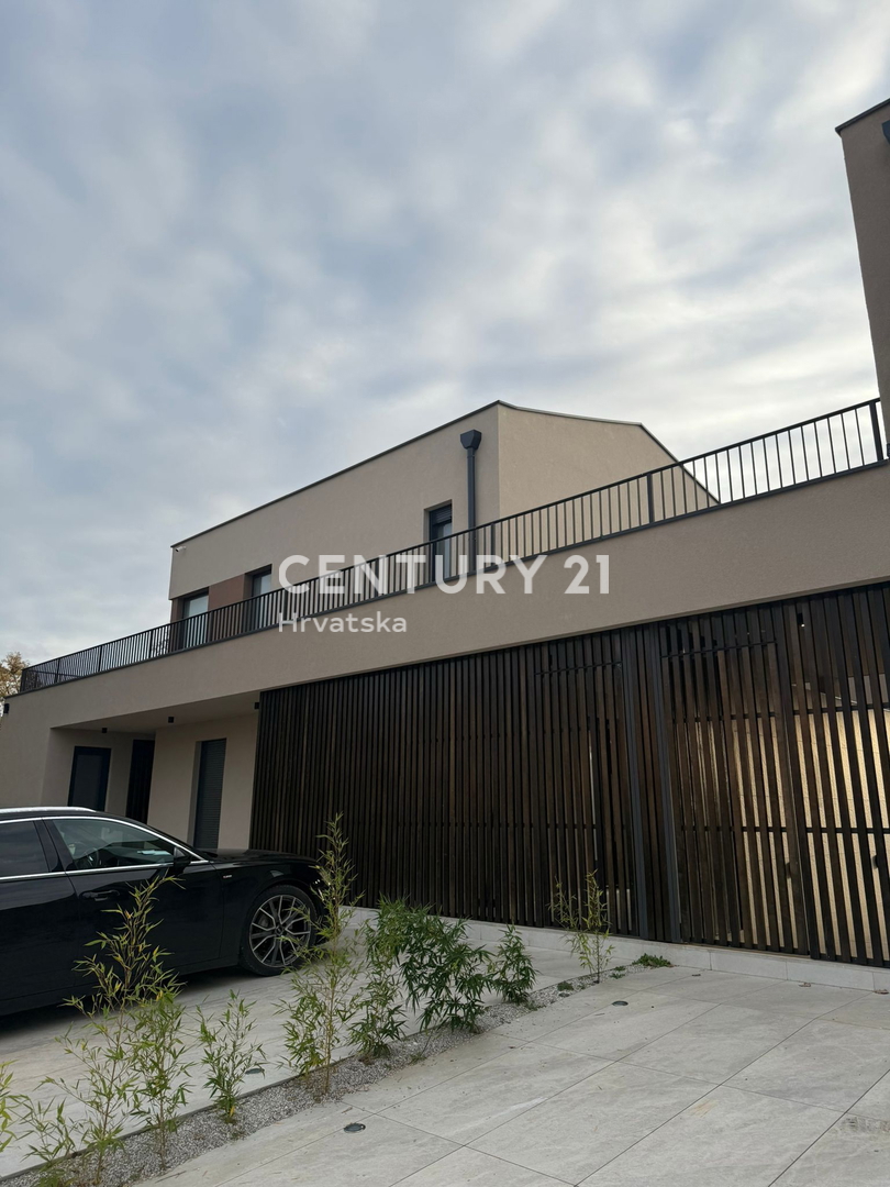 POREČ, 7 KM, NOVOGRADNJA S TROMI SPALNICAMI IN BAZENOM