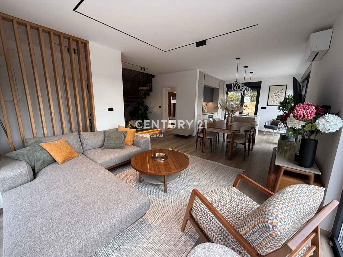 POREČ, 7 KM, NOVOGRADNJA S TROMI SPALNICAMI IN BAZENOM