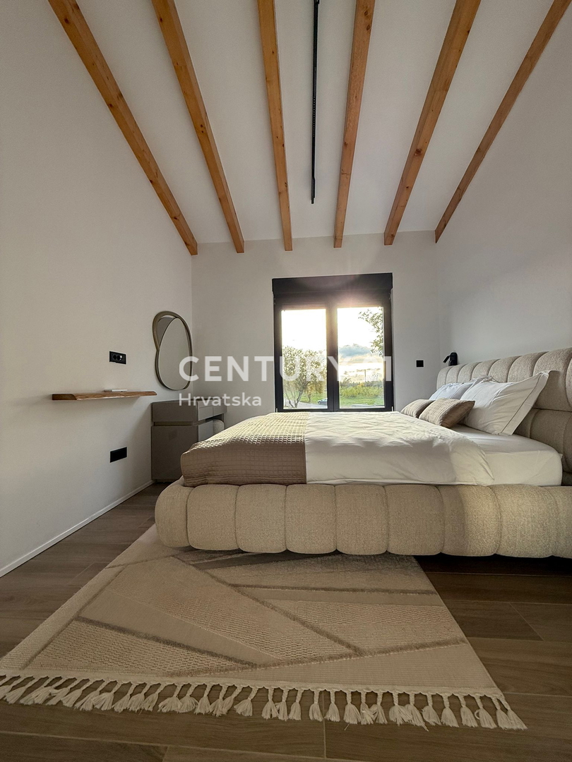 POREČ, 7 KM, NOVOGRADNJA S TROMI SPALNICAMI IN BAZENOM