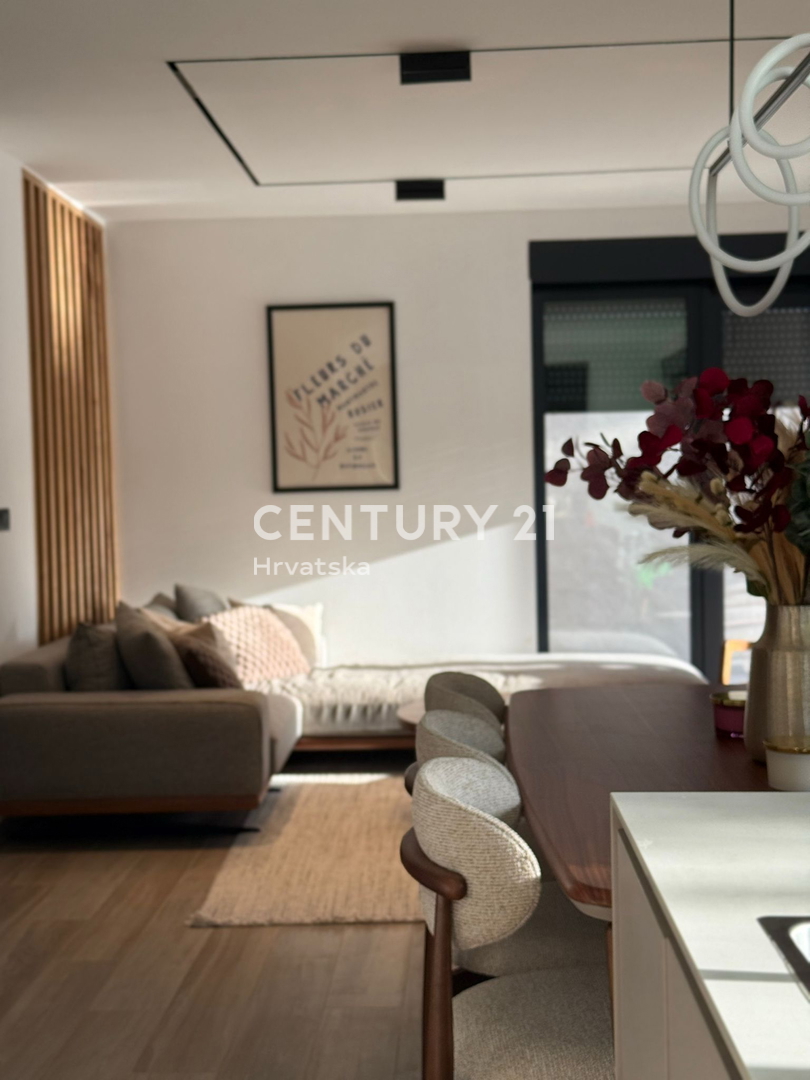 POREČ, 7 KM, NOVOGRADNJA S TROMI SPALNICAMI IN BAZENOM