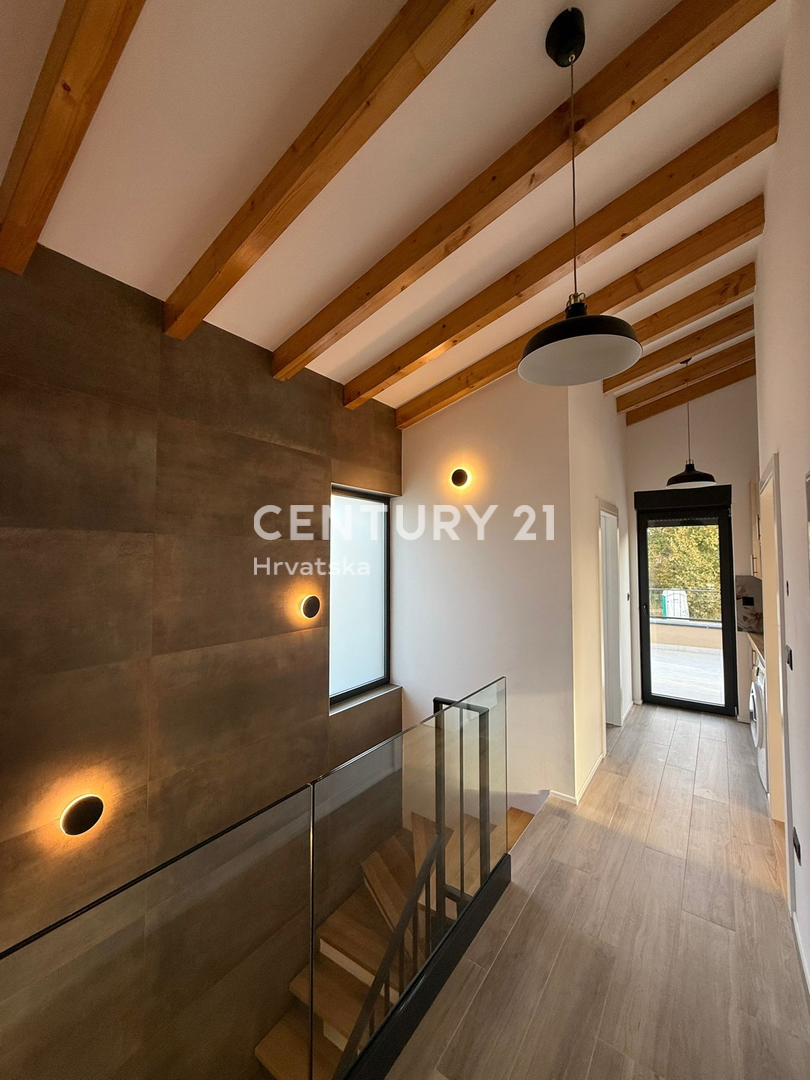 POREČ, 7 KM, NOVOGRADNJA S TROMI SPALNICAMI IN BAZENOM